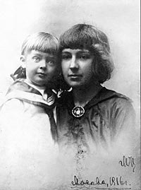 портрет Марины Цветаевой с дочерью Алей, 1916 г.